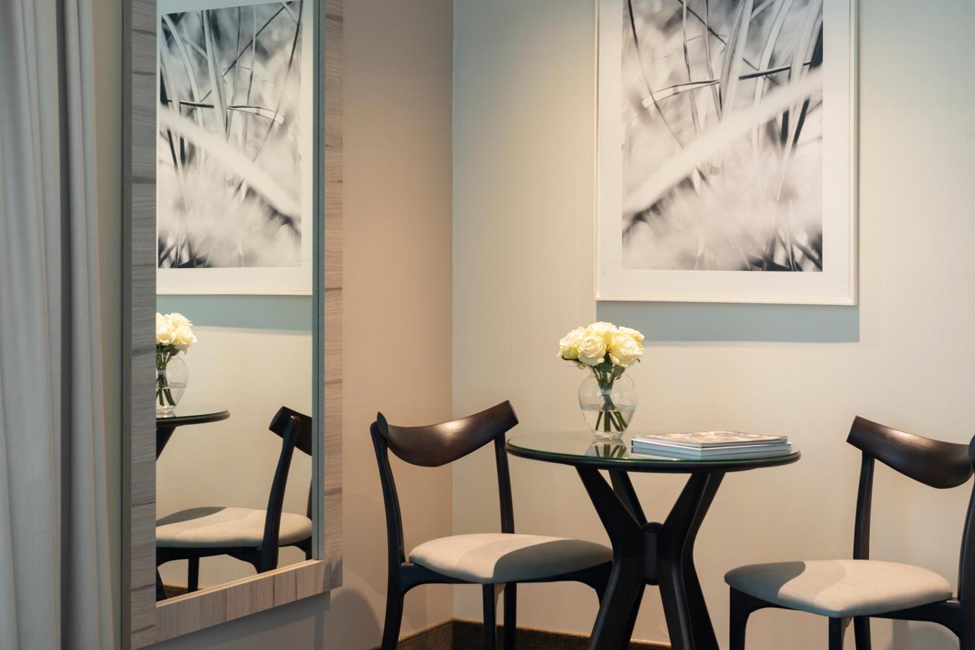 Pullman Santiago Vitacura Экстерьер фото A dining room in a private suite