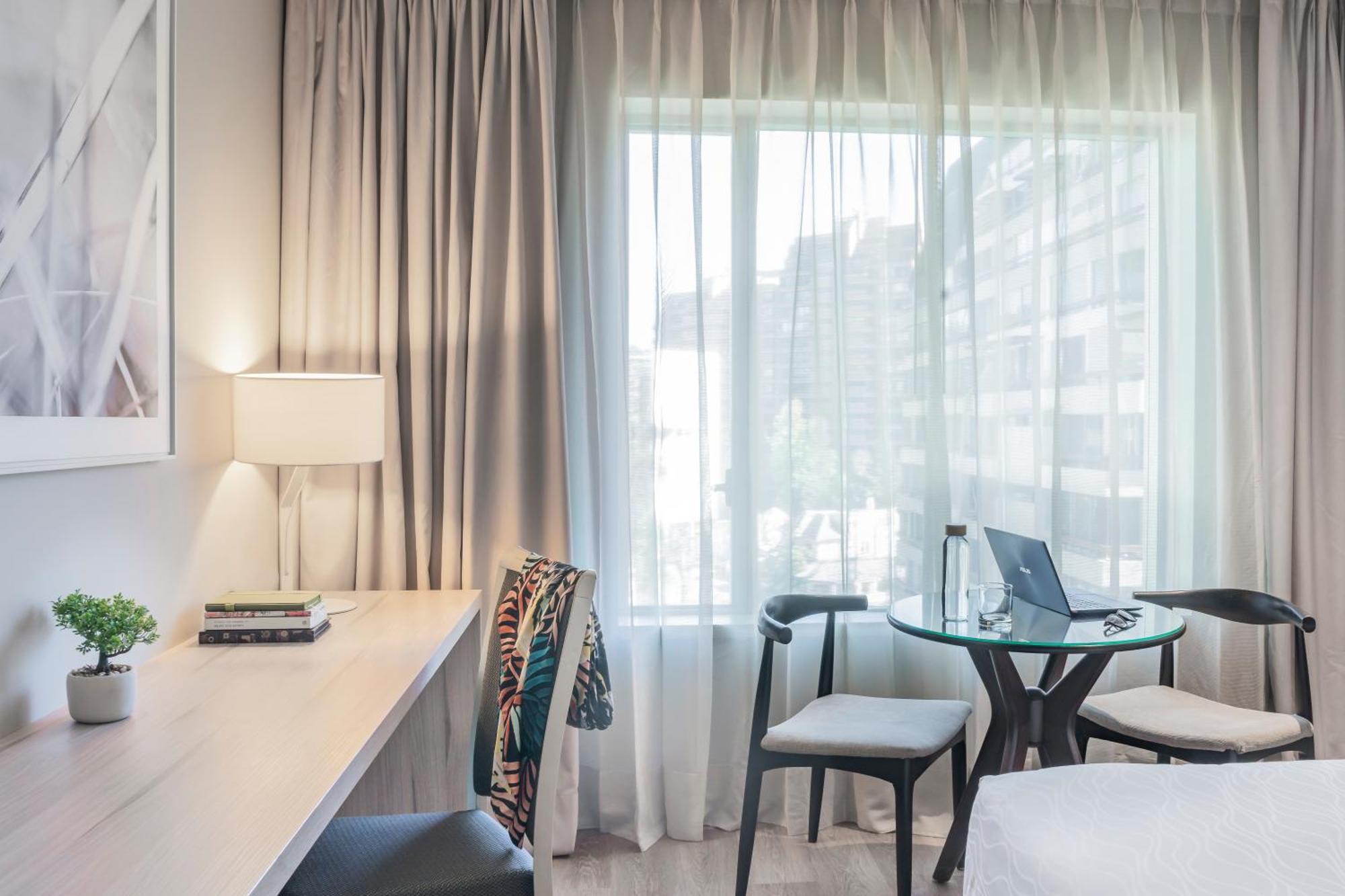 Pullman Santiago Vitacura Экстерьер фото A room at the hotel