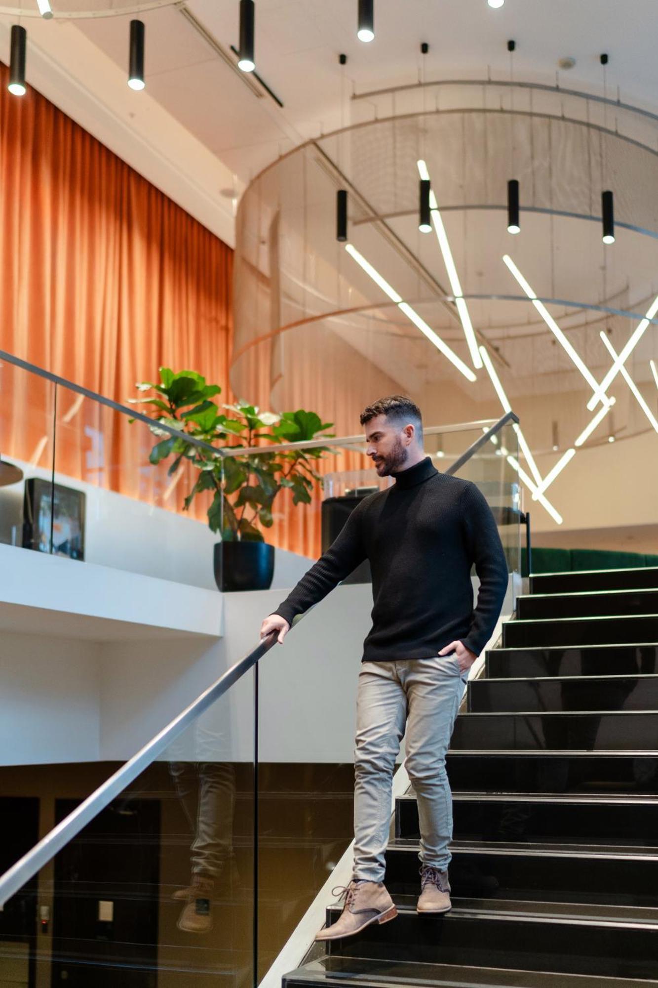 Pullman Santiago Vitacura Экстерьер фото A man wearing a turtleneck
