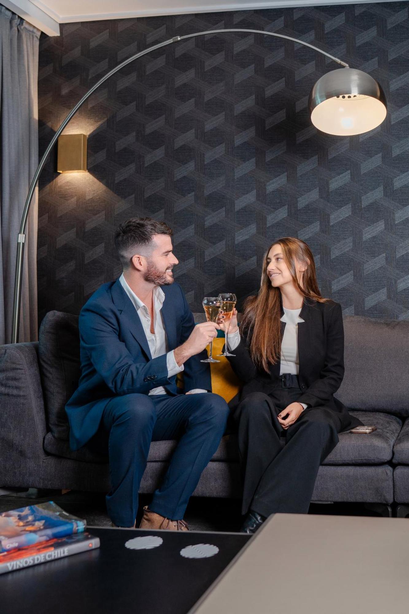 Pullman Santiago Vitacura Экстерьер фото A couple drinking champagne