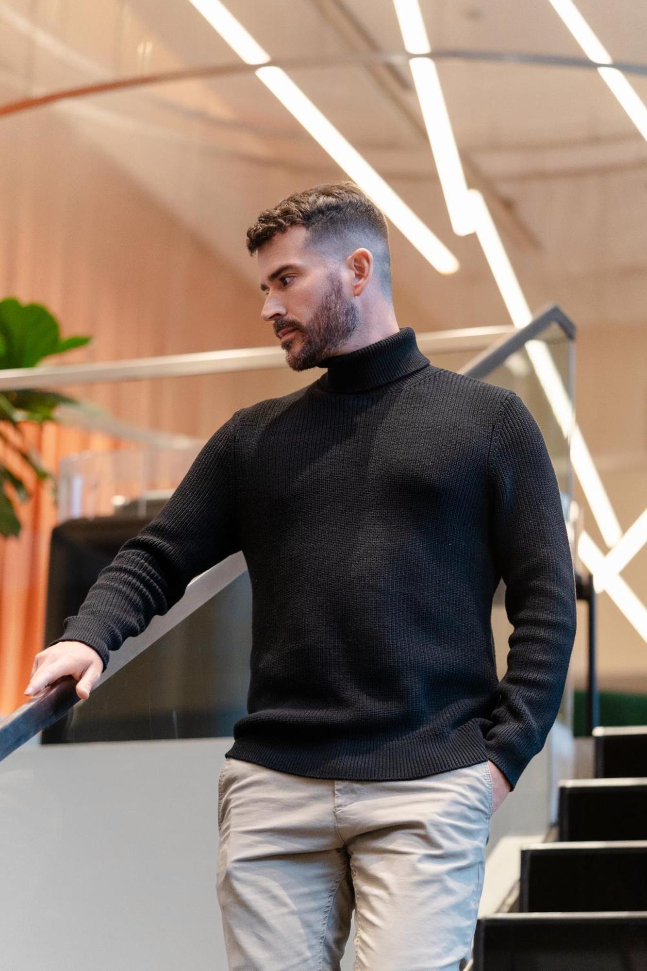 Pullman Santiago Vitacura Экстерьер фото A man wearing a turtleneck