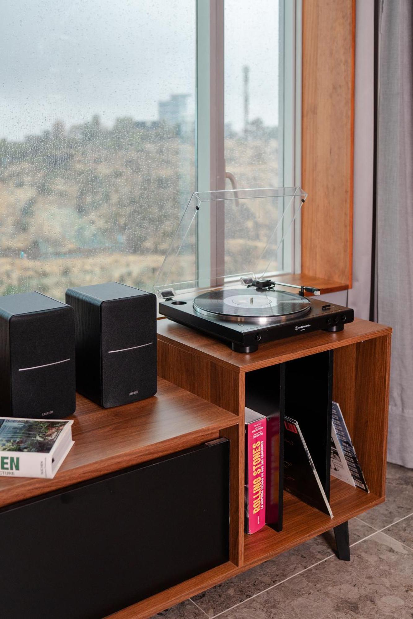 Pullman Santiago Vitacura Экстерьер фото A record player